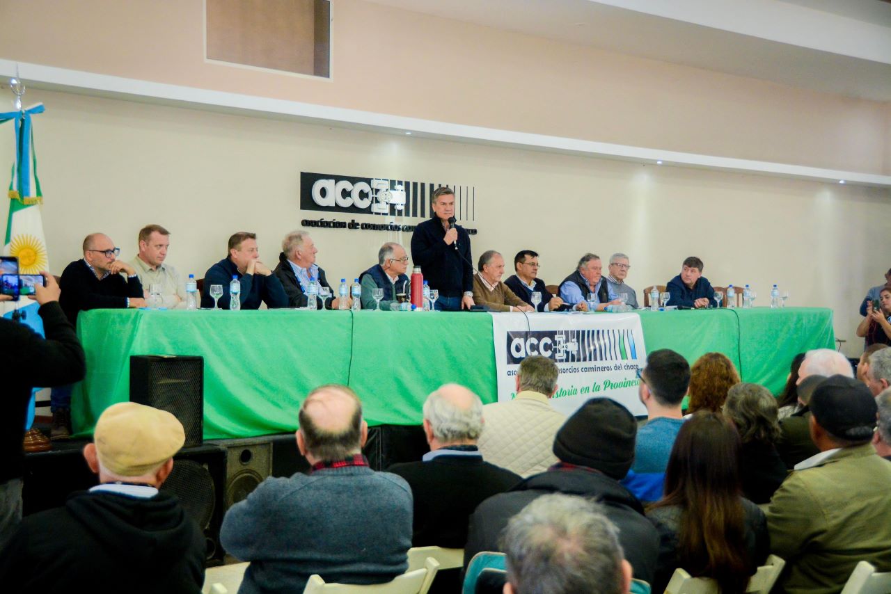 Zdero anunció créditos para Consorcios Camineros destinados a la compra de maquinarias