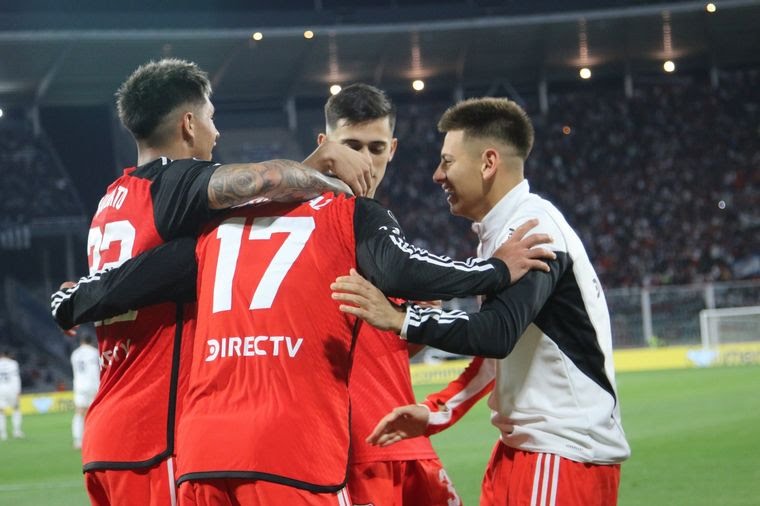 River venció a Talleres sobre la hora en el Kempes y sacó ventaja en la serie