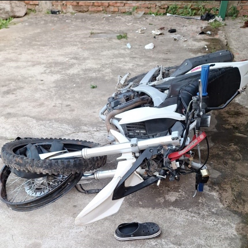 Iban en moto, chocaron una pared y falleció la acompañante    