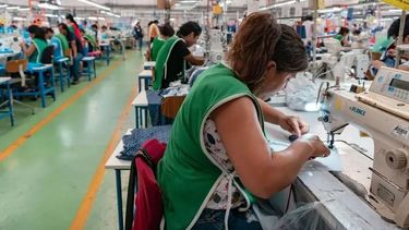 La industria cayó 19,5% anual en junio y marcó 13 meses en baja