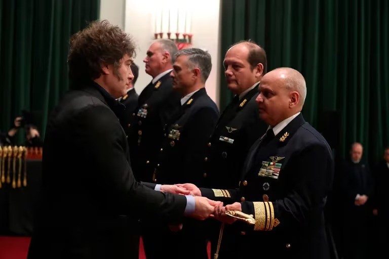 Milei pidió valorar a las Fuerzas Armadas y adelantó un aumento de haberes