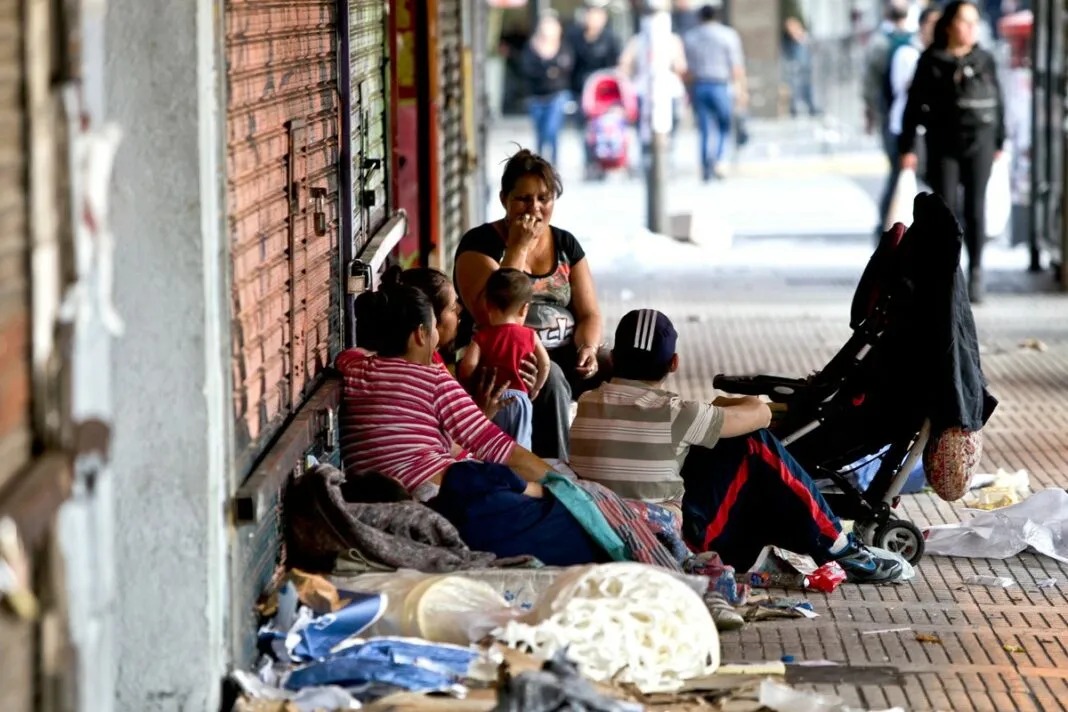 Los planes sociales que Milei no quiere atajaron una suba aún peor de la indigencia
