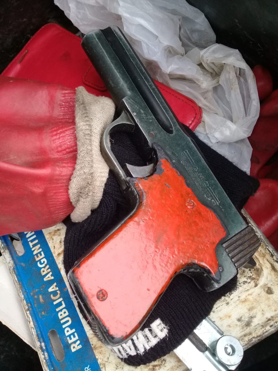 Motociclista intentó escapar de la Policía, fue alcanzado y llevaba una pistola