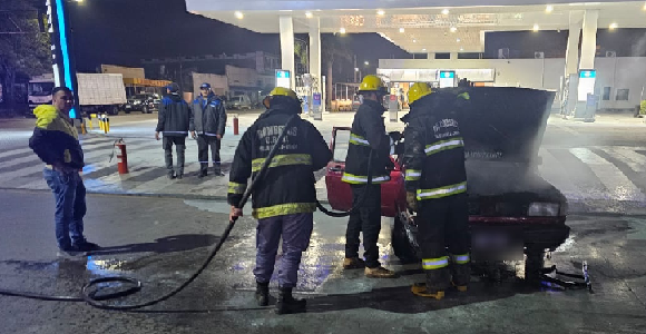 Villa Ángela: pudo ser una tragedia, un auto se prendió fuego en una estación de servicio  
