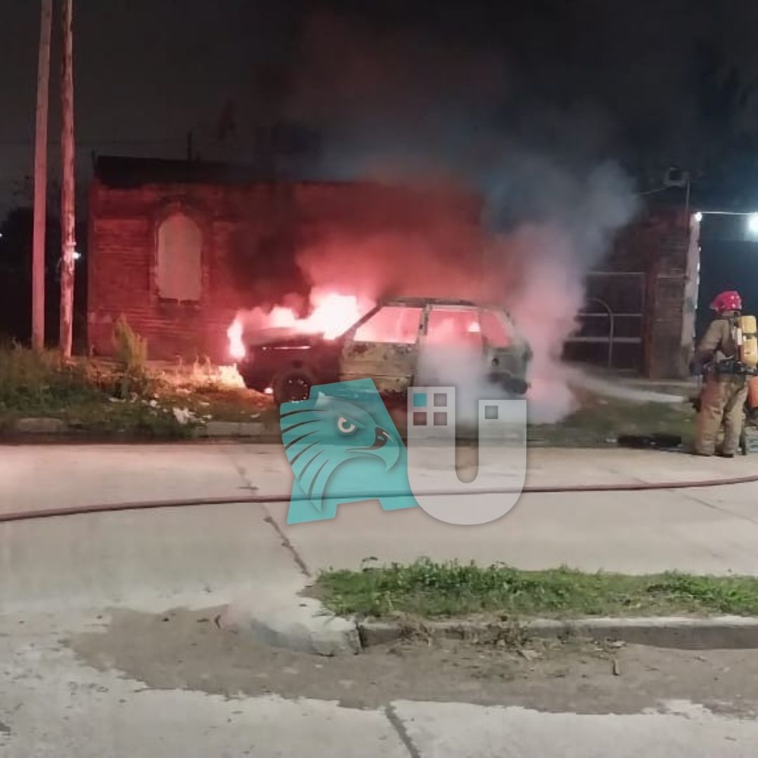 Sorpresa en Fontana con el incendio de un auto en plena madrugada: así sucedió todo