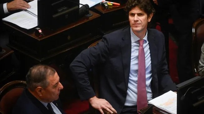 ¿Qué fue lo primero que dijo Lousteau tras quedarse con la Bicameral de Inteligencia?