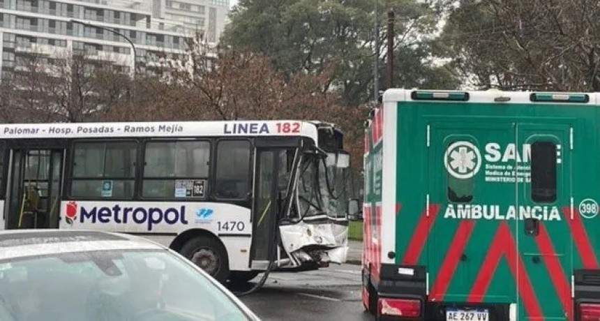 Un colectivo chocó a otro y provocó ocho heridos en Buenos Aires
