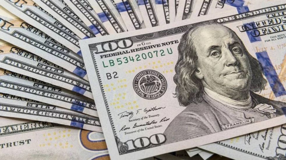 Leve baja del dólar blue en el inicio de las operaciones de este jueves 22