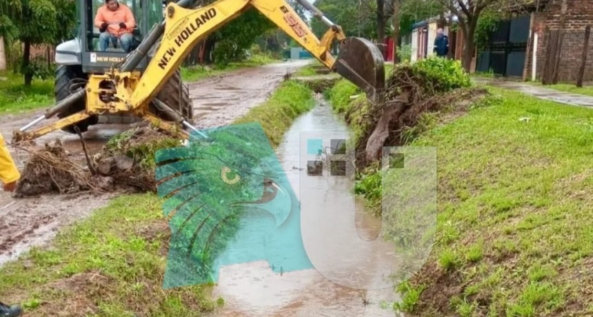 Arduo trabajo de operarios de Fontana para facilitar el escurrimiento de agua  