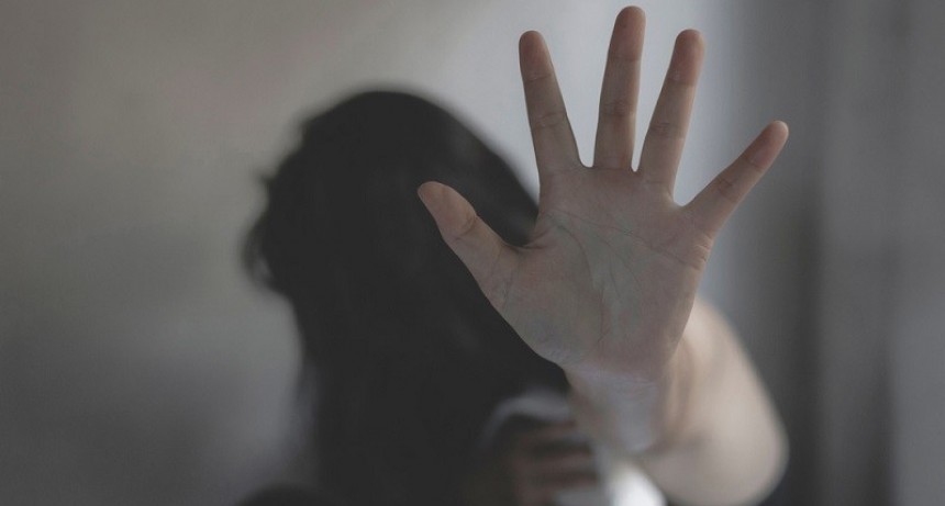 “Te voy a prender fuego la casa con tu hijo adentro”, la golpeó en una disputa por la casa  