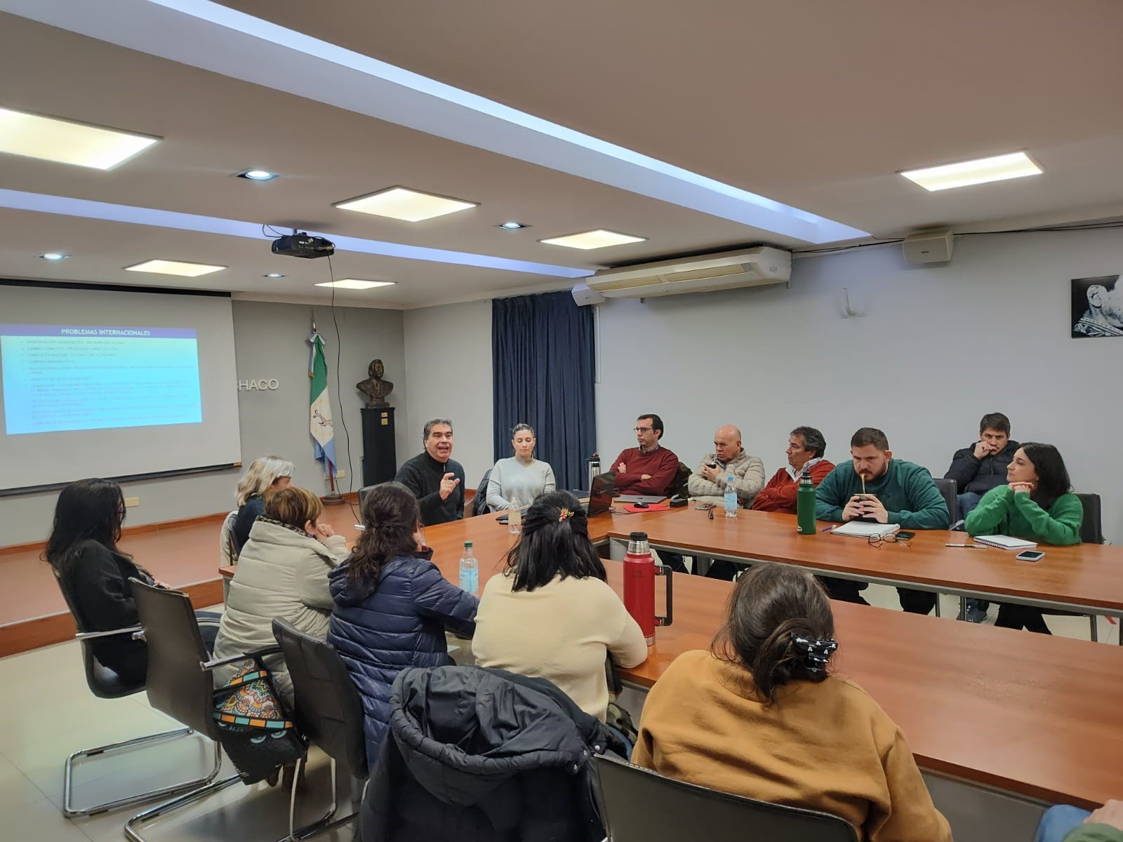 Primera aparición pública de Capitanich desde que dejó el Gobierno: feria del libro y reunión con empresarios