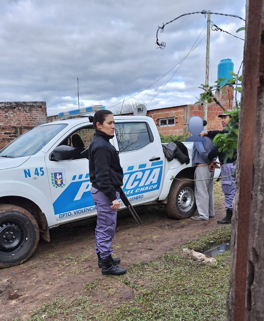 Mujeres policías redujeron a violento que estaba a punto de agredir a su pareja