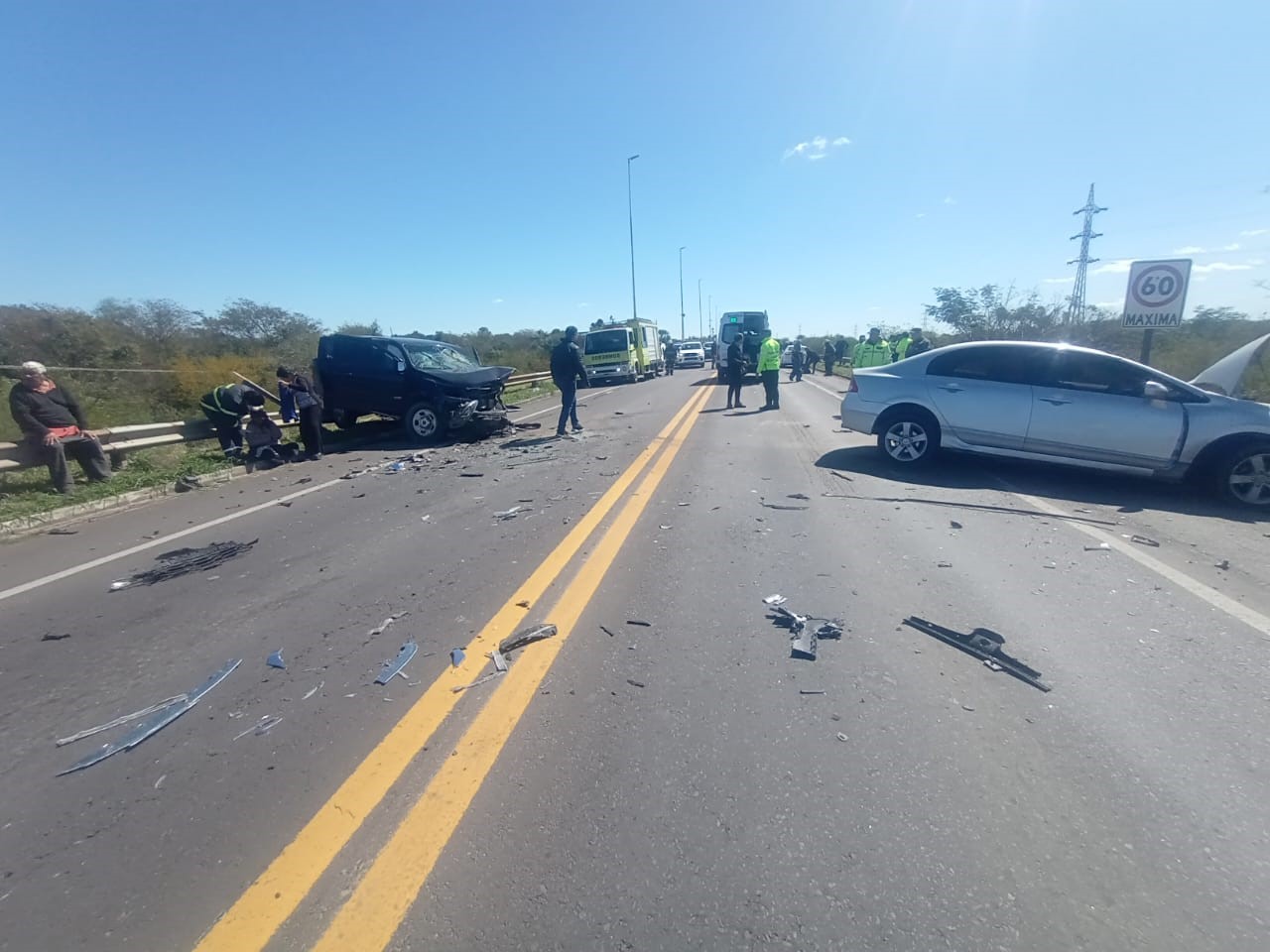 Intentó adelantarse a un auto y chocó de frente a una camioneta en el puente Belgrano
