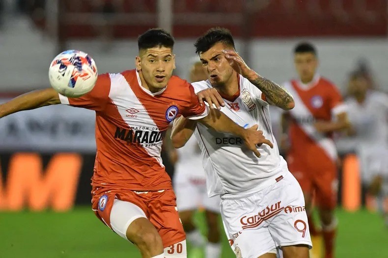 Huracán empató con Argentinos pero se mantiene como puntero