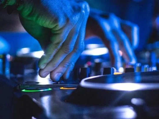 Salones de fiestas dejarán de pagar Sadaic por pasar música en eventos