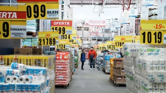 Las ventas en supermercados y mayoristas siguen cayendo y no encuentran piso