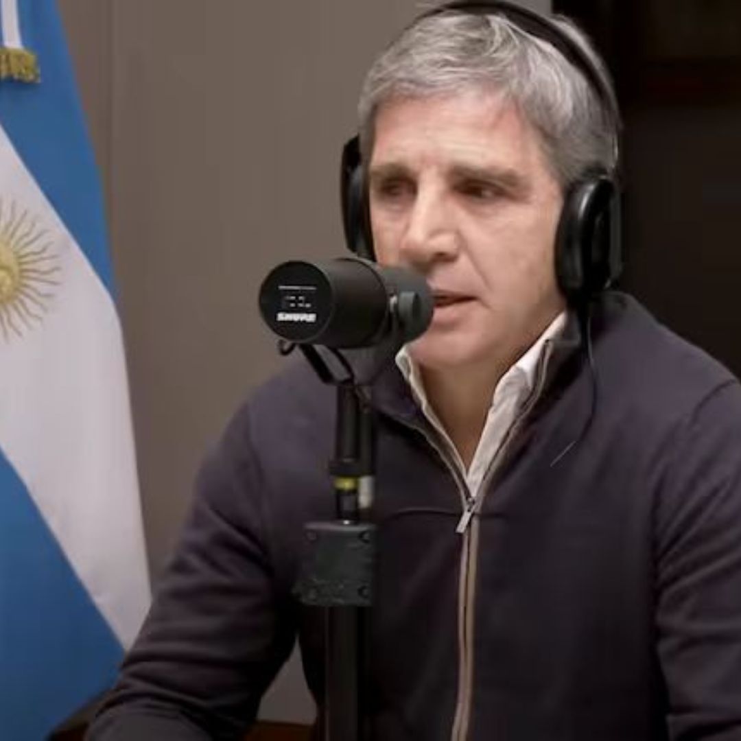 En el estreno del streaming de Economía, Caputo defendió el blanqueo: “Va a acelerar la convivencia de monedas“