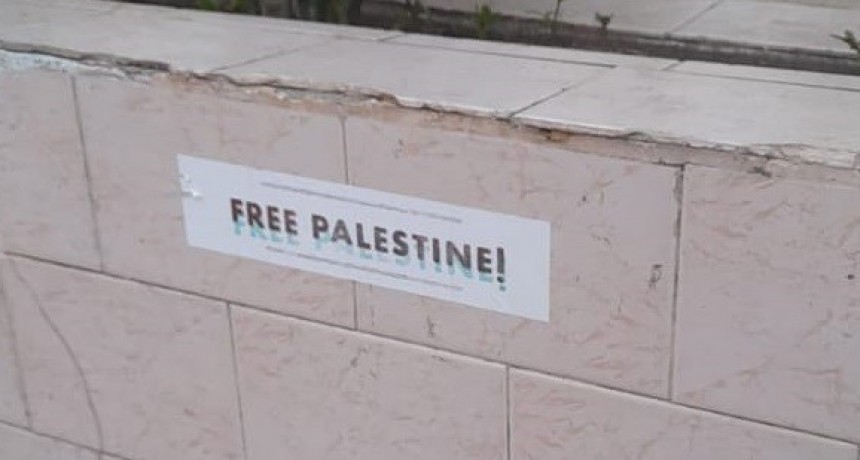 Pegaron carteles a favor de Palestina junto a edificios israelitas de Resistencia
