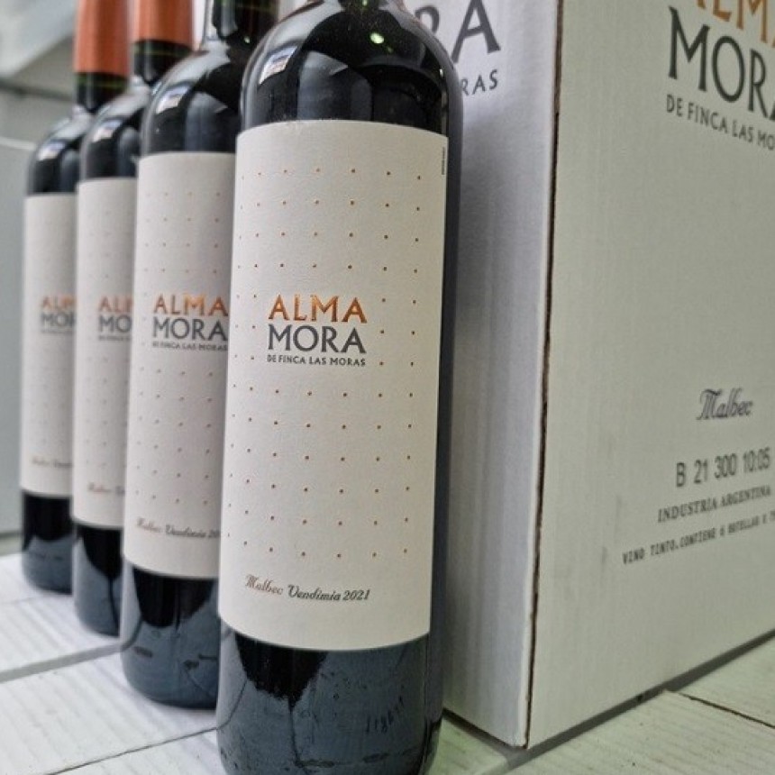 Quería tomar vino y se llevó dos botellas del supermercado sin pagar  