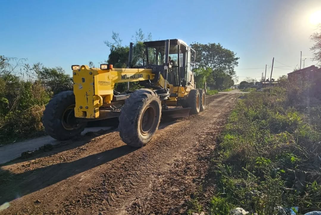  Municipalidad de Fontana: perfilado de calles y limpieza en el barrio 73 Viviendas