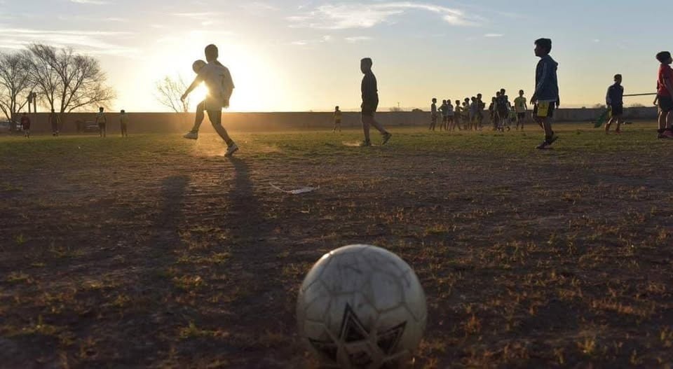 Salta: encontraron un cuerpo en descomposición mientras jugaban al fútbol