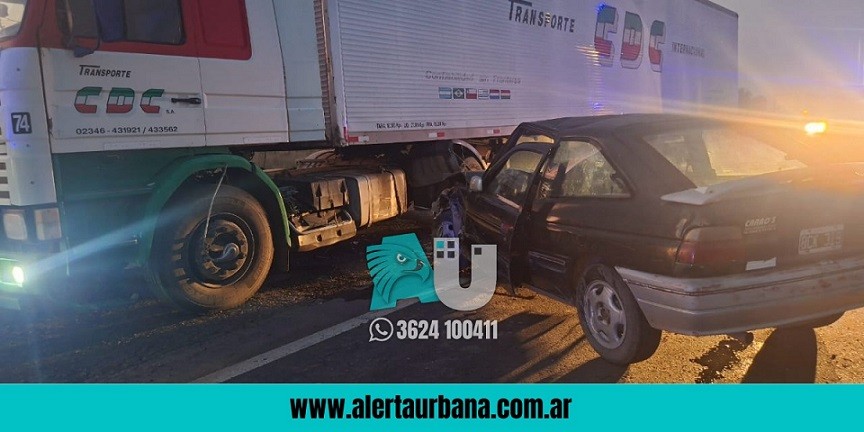 La Leonesa: incrustó el auto contra un camión estacionado y debieron hospitalizarlo