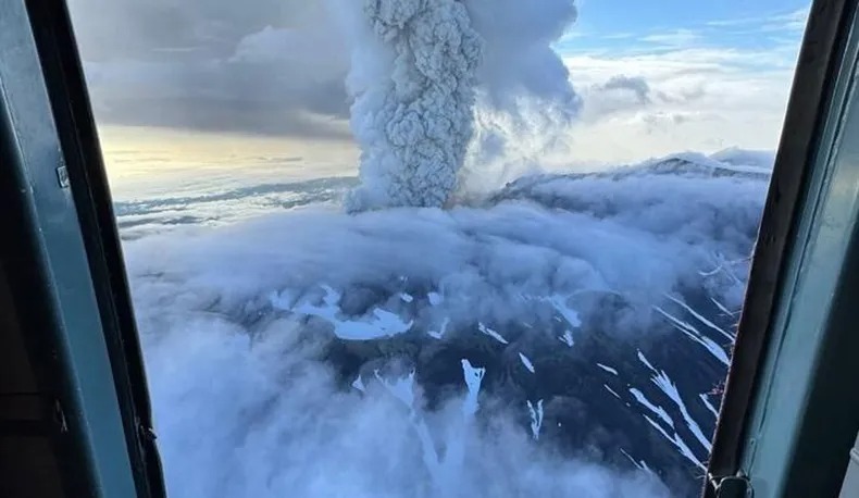 Alerta en Rusia: un volcán entró en erupción, en la misma zona del terremoto que generó alerta de tsunami