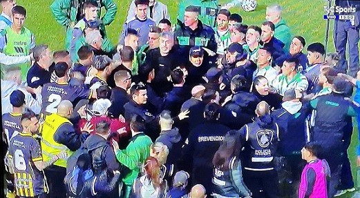 Fútbol con incidentes: hubo peleas dentro y fuera de la cancha  