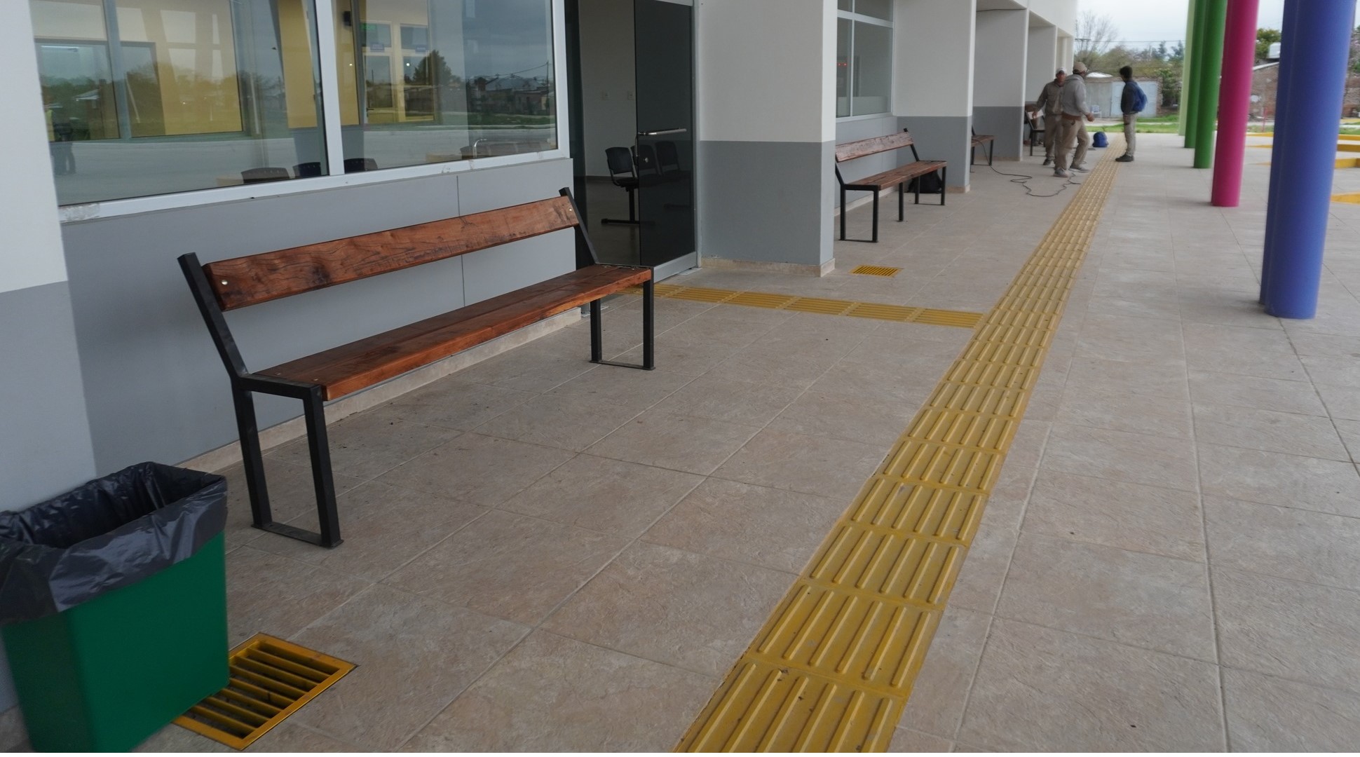 Municipalidad de Plaza: instalan nuevos bancos en la Terminal de Ómnibus