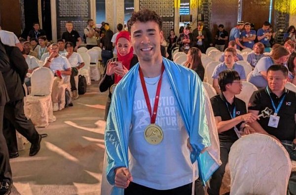 La historia de Agustín, el joven chaqueño que se destacó en China en un concurso de Inteligencia Artificial
