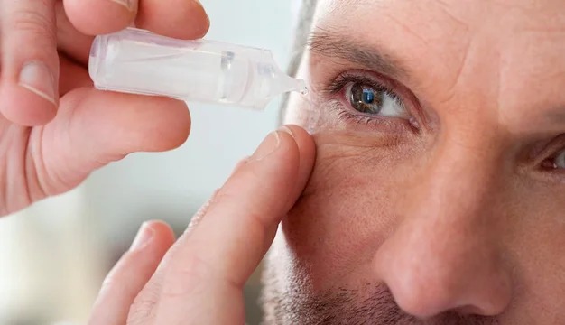 Gotas milagro contra la presbicia: la FDA aprueba un fármaco que devuelve la visión cercana por 10 horas