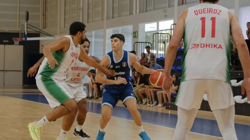 Básquet: con el chaqueño Corbalán como goleador, Argentina derrotó a Portugal