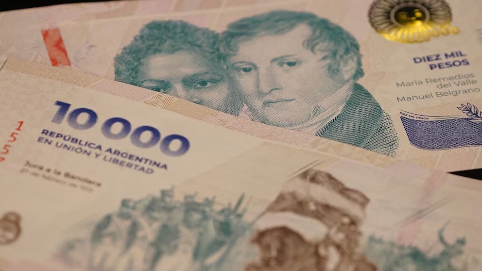 El Gobierno evalúa inyectar pesos y bajar tasas, con cautela por el dólar y las elecciones 