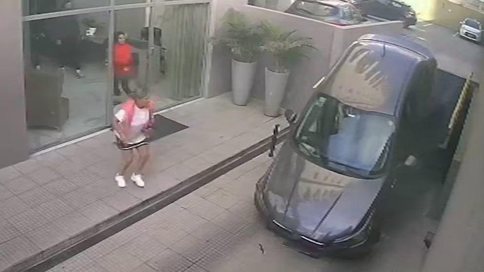 VIDEO: avanzó en el estacionamiento de un edificio con la rampa elevada y su auto cayó al vacío