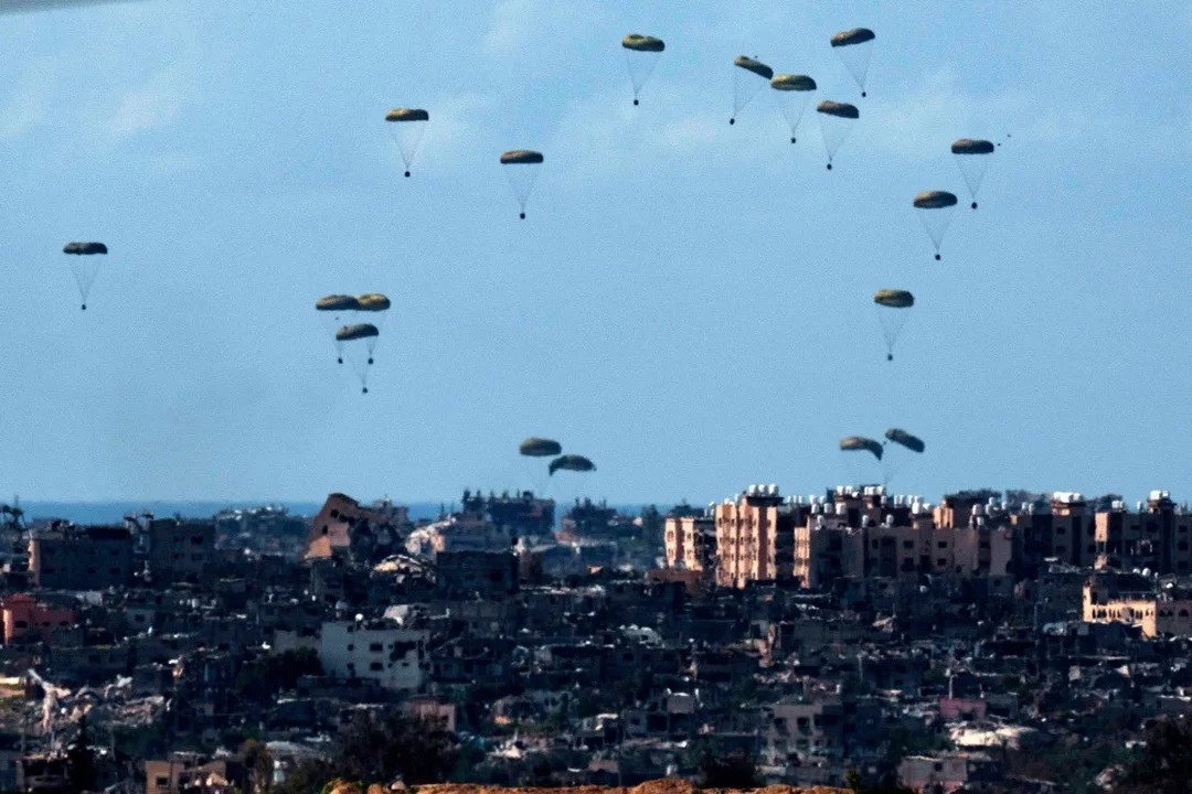Cinco países lanzan ayuda aérea en Gaza ante el avance del hambre 