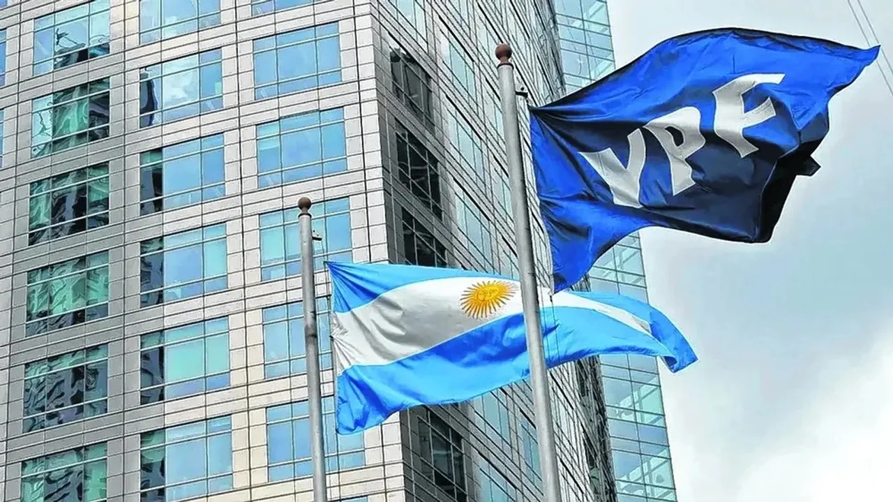 Fallo a favor de Argentina: suspenden entrega de acciones de YPF en EE.UU. 