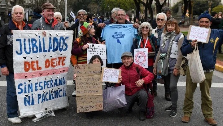 Alertan que el gasto de los jubilados en electricidad se triplicó desde que asumió Milei 