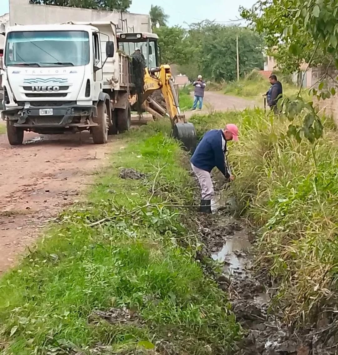El Municipio de Fontana continúa con la limpieza de cunetas y pide responsabilidad a vecinos