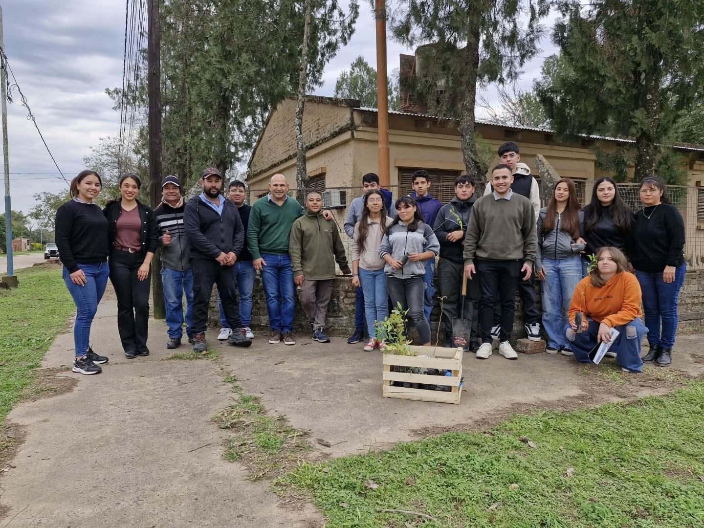 El municipio de Makallé continúa con plan de reforestación junto a estudiantes secundarios 