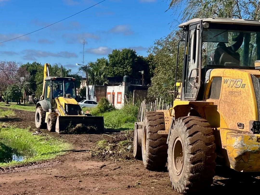 La Municipalidad de Fontana realiza operativo de limpieza en el barrio Banderas Argentinas