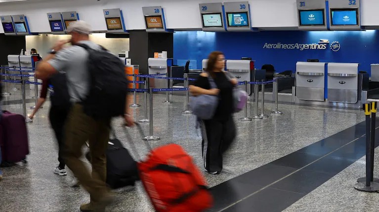 Los controladores aéreos volvieron al paro: hay demoras y cancelaciones de vuelos en los aeropuertos del país