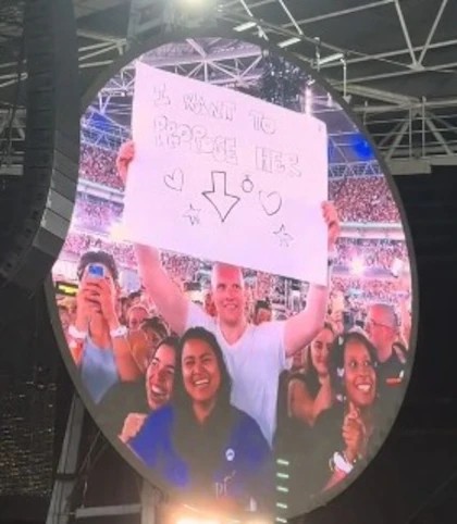 Chris Martin se burló del escándalo con el CEO de Astronomer durante una propuesta de matrimonio en un show de Coldplay
