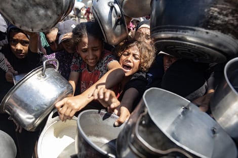 Más de 8 muertos por hambre y 34 por bombardeos en Gaza, en un solo día