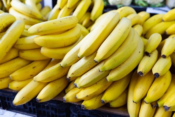 Relevamiento en barrios: banana lo que más subió y $ 1.100.000 para no ser pobre