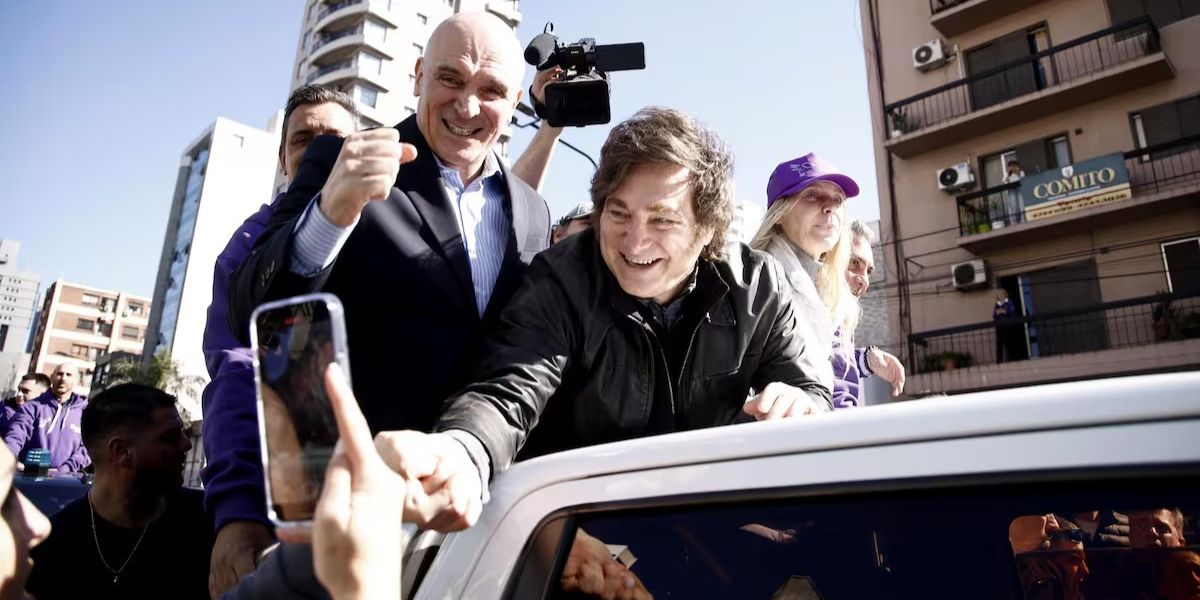 Los hermanos Milei fueron a hacer campaña y los corrieron a piedrazos