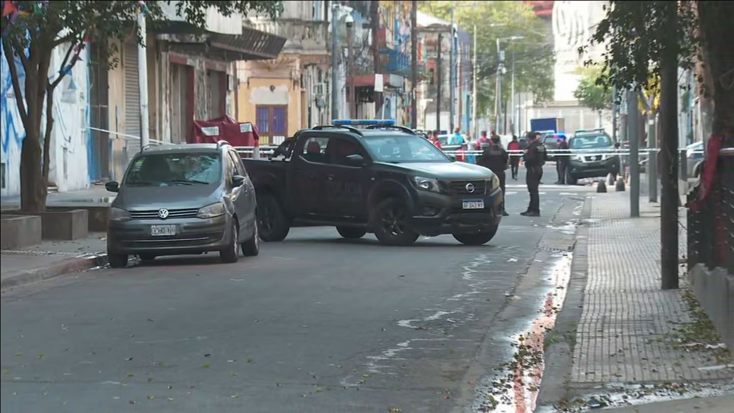 La Boca: policía de consigna mató a un hombre que intentó robarle el arma