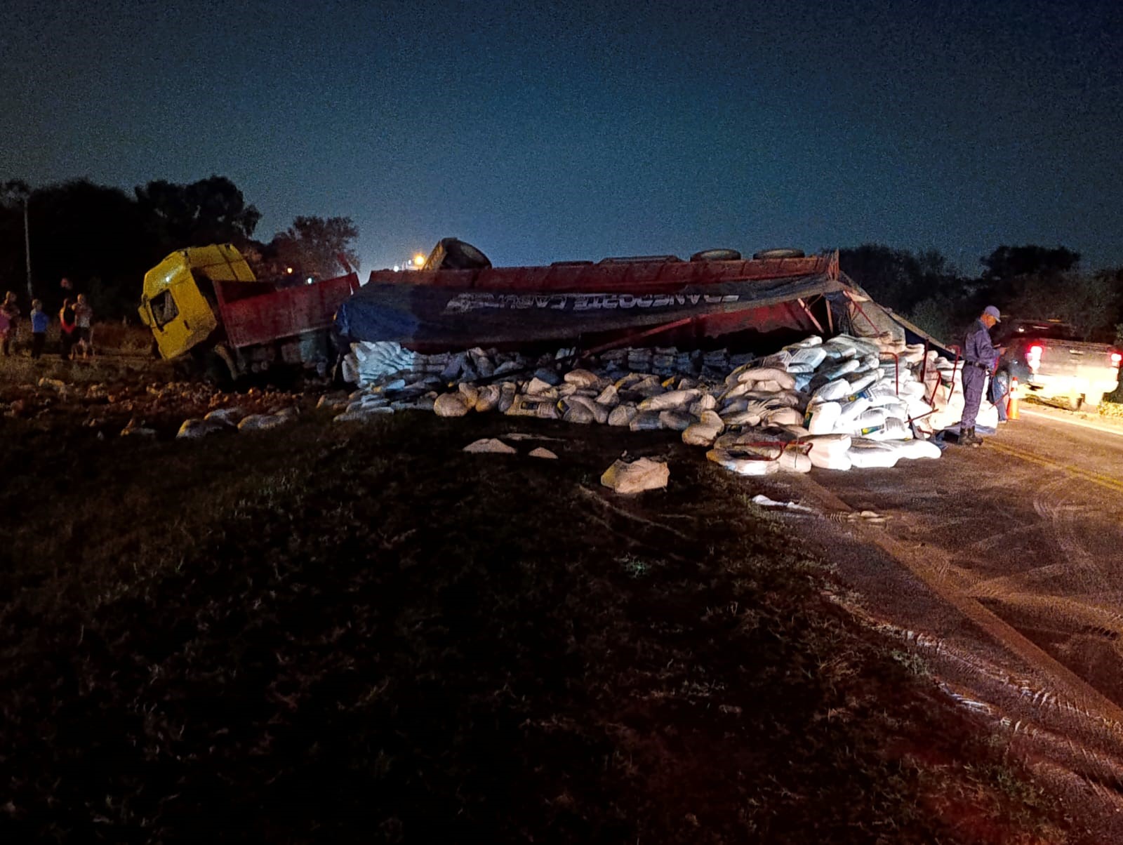 Accidente fatal en la ruta 11: presencia policial para evitar el robo de la carga del camión que volcó