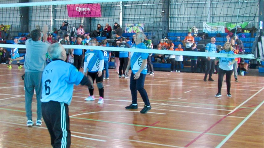 Clases gratuitas de newcom para adultos mayores en el Polideportivo Jaime Zapata 