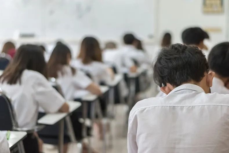 Aulas libres de celulares: el 70% de los alumnos mejoró su rendimiento