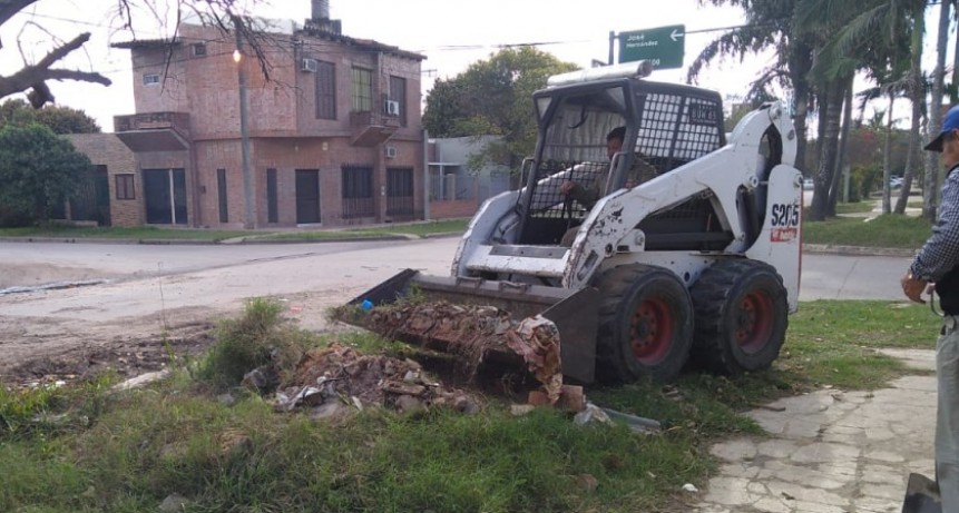 El municipio continúa con los trabajos de limpieza de escombros en el Bº Asunción